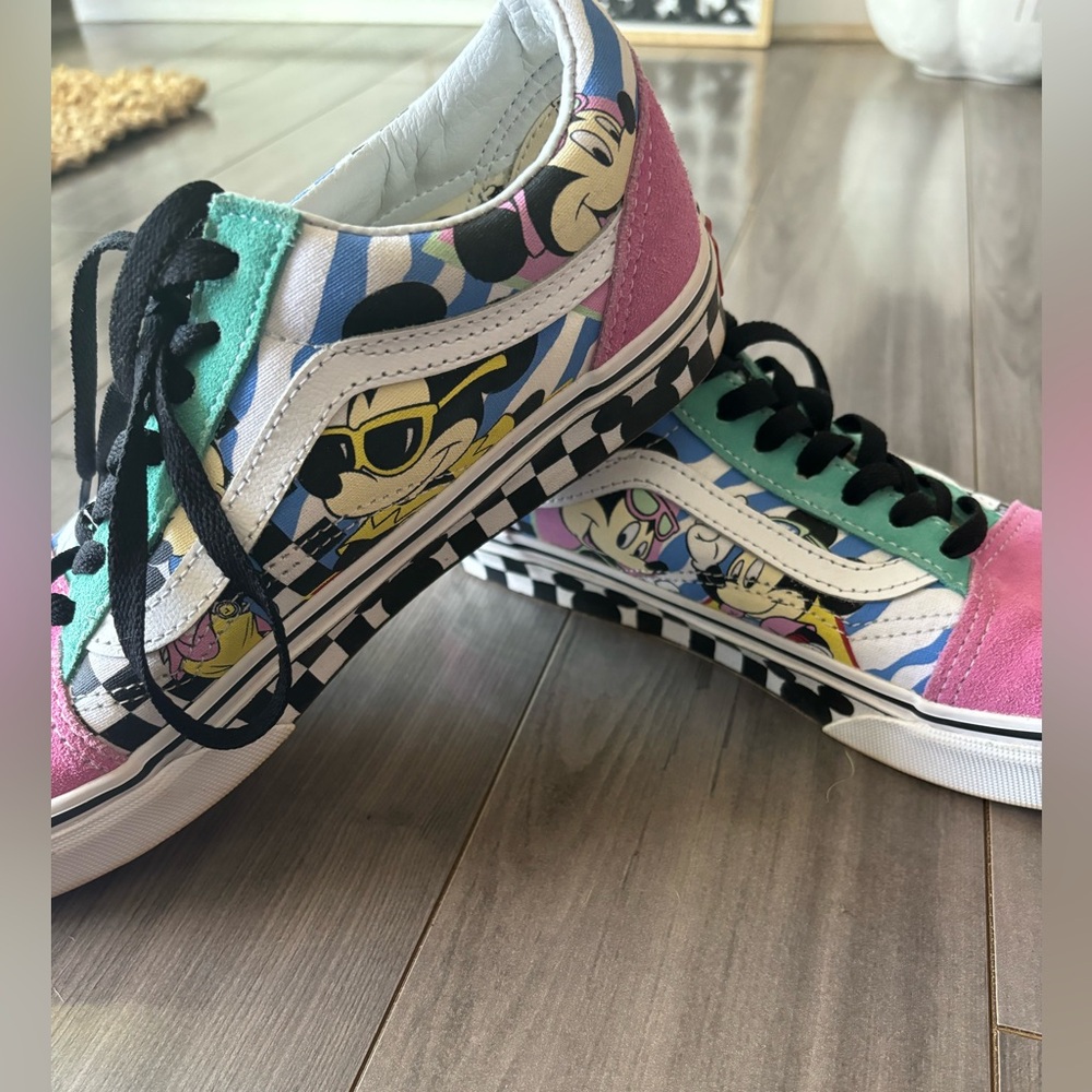 VANS MICKEY AND MINNIE SHOES : WOMEN SIZE 7.5